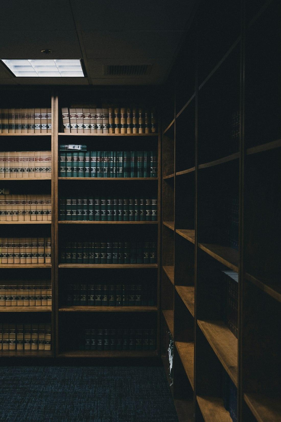 Estanterías con expedientes y libros jurídicos